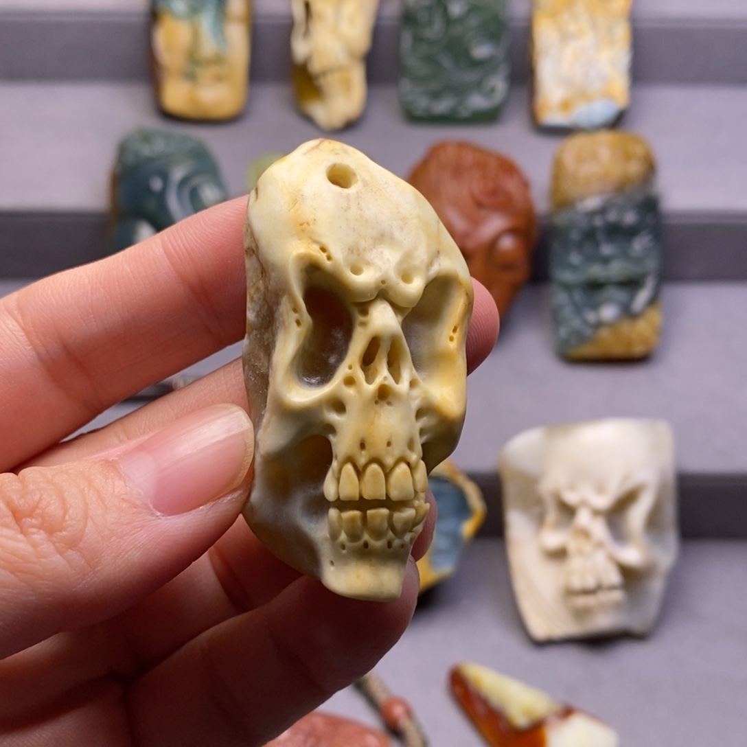 J***s岫玉未镶嵌颈饰挂件