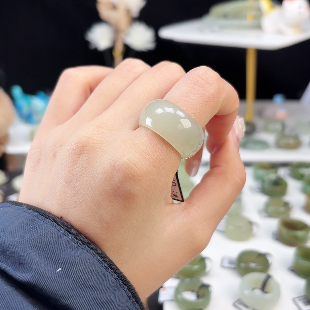 和田玉未镶嵌戒指P35冰晴水渐变轮胎17.8不退换