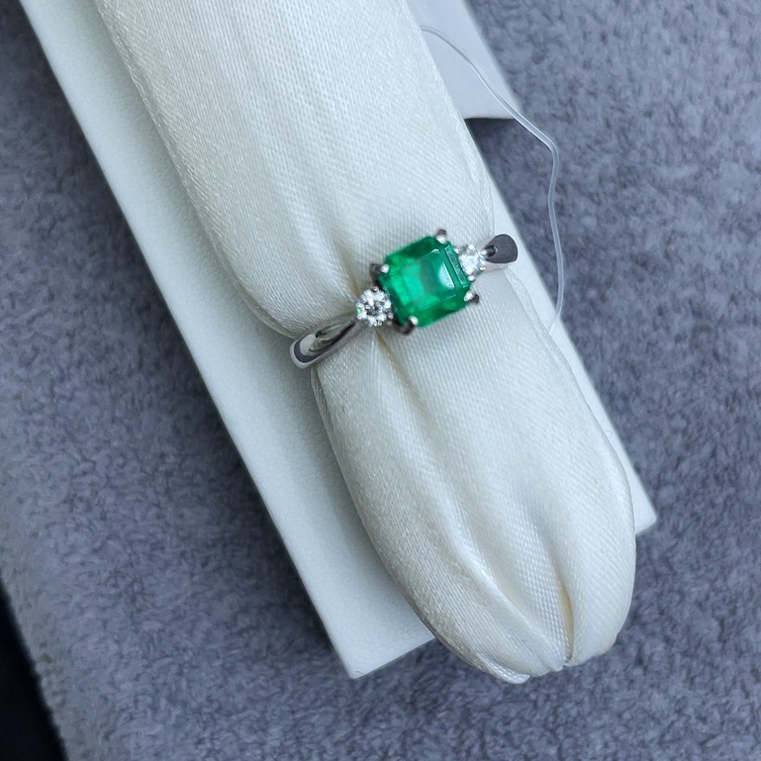 戒指祖母绿铂Pt850镶嵌主石0.96Ct