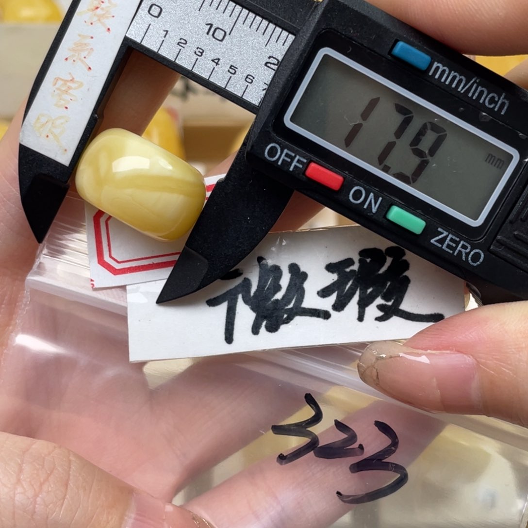 蜜蜡裸石未镶嵌蜜蜡