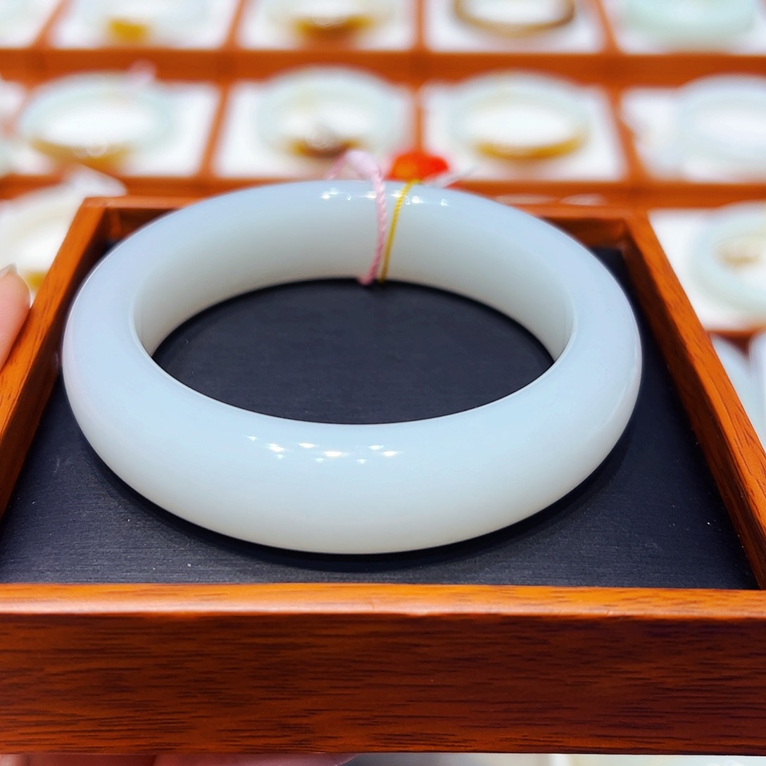 和田玉手镯未镶嵌请****岁