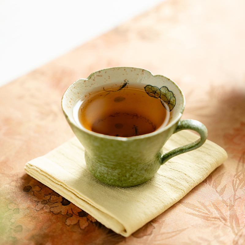 （阿萌茶事） 青橘纯手绘荷鱼-福禄花口把杯 85ml