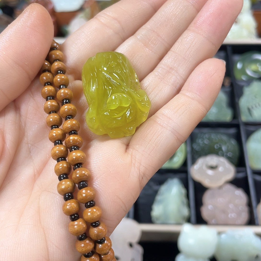 蛇纹石玉颈饰未镶嵌