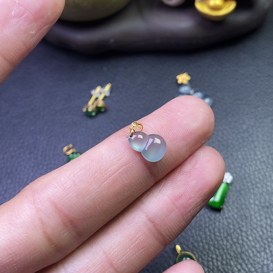 颈饰18K金镶嵌翡翠