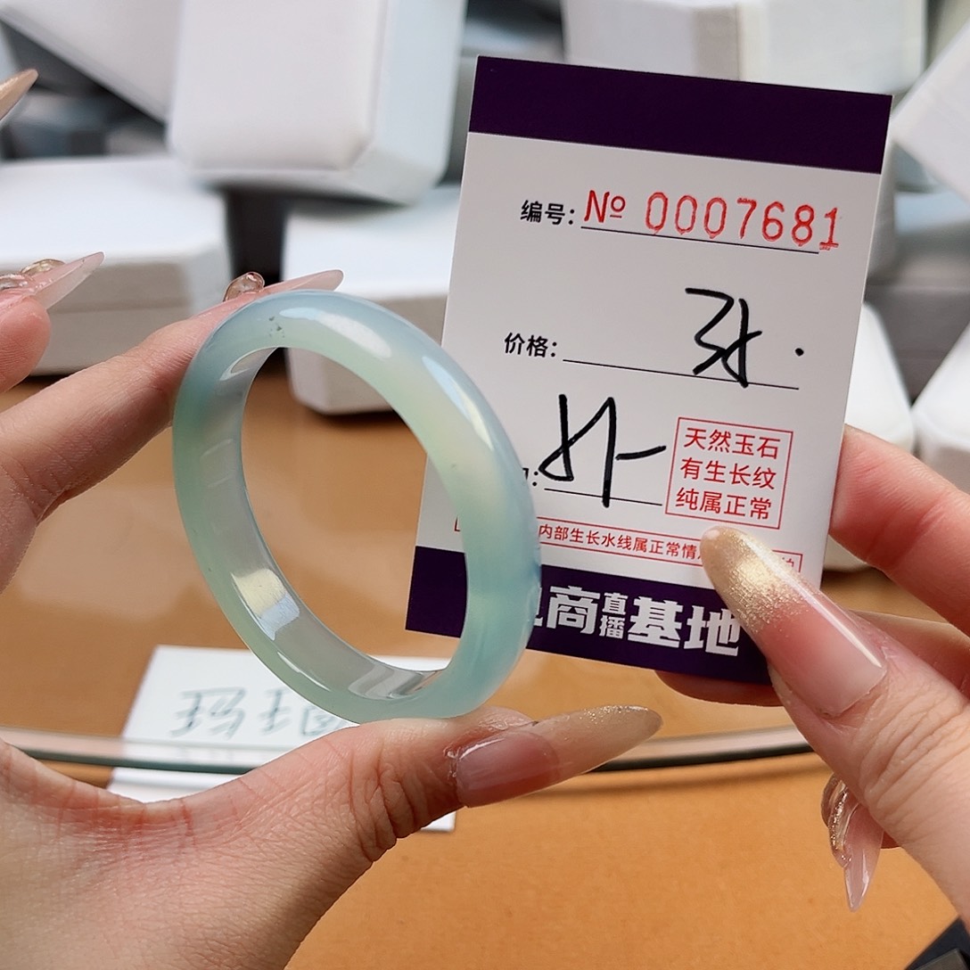 玛瑙/玉髓手镯未镶嵌7681