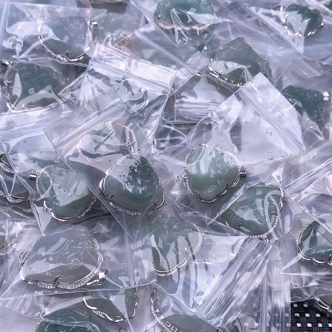 颈饰18K金镶嵌翡翠吊坠