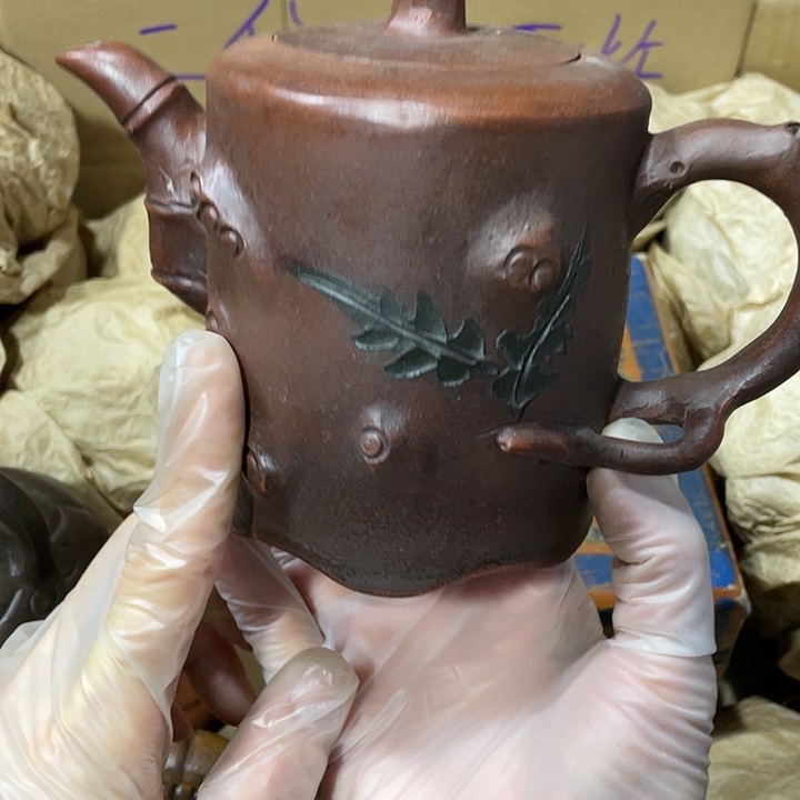 紫砂茶壶原矿泥料，手工制作的一把紫砂壶。