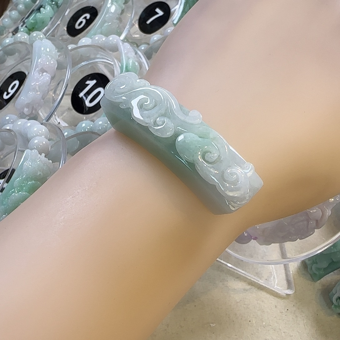 翡翠未镶嵌颈饰手牌