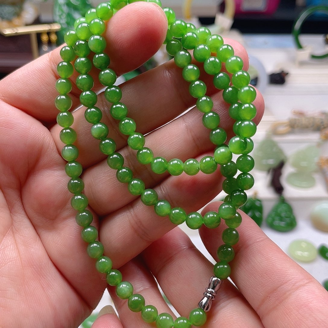 颈饰未镶嵌和田玉（碧玉）