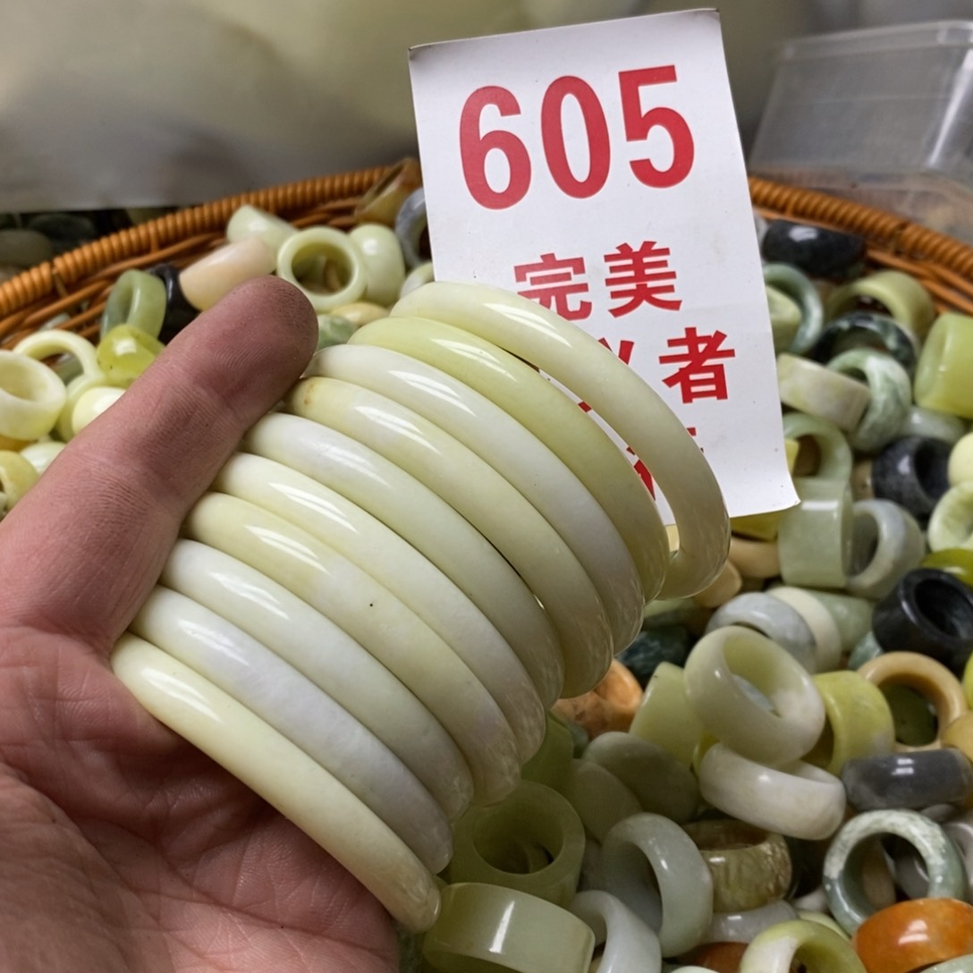 蛇纹石玉挂坠未镶嵌