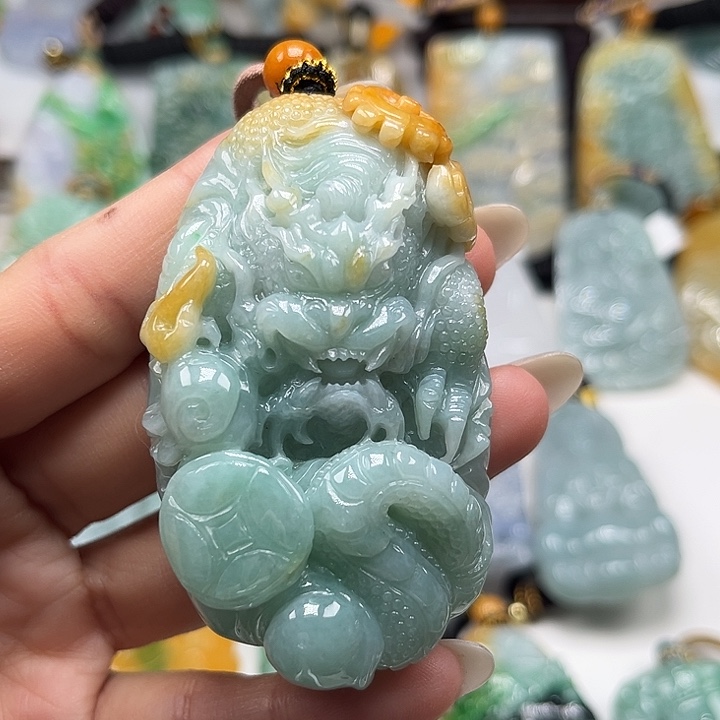 翡翠未镶嵌颈饰龙牌