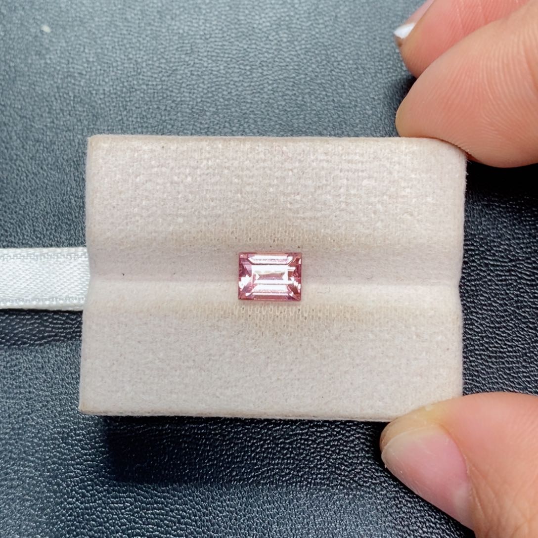 碧玺裸石未镶嵌1.29帕帕色