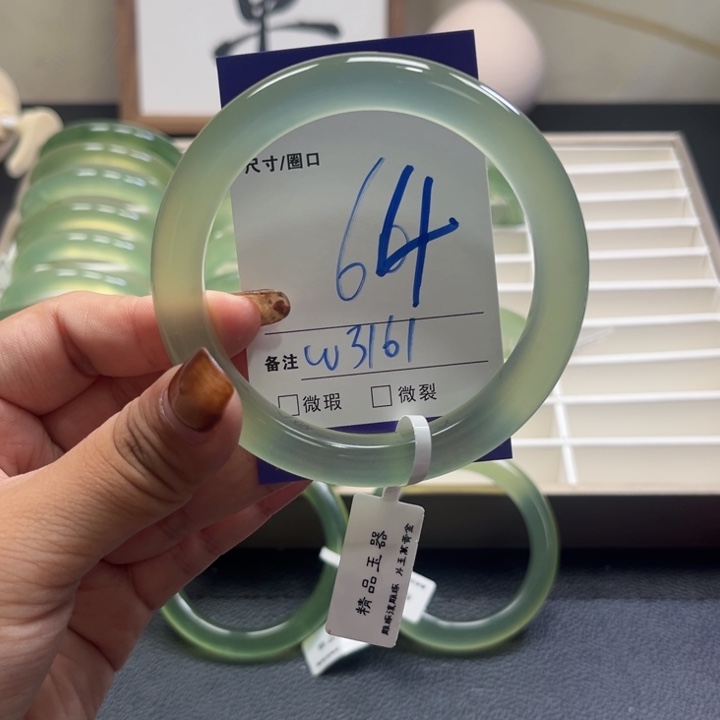 牙***阳蛇纹石玉未镶嵌手镯