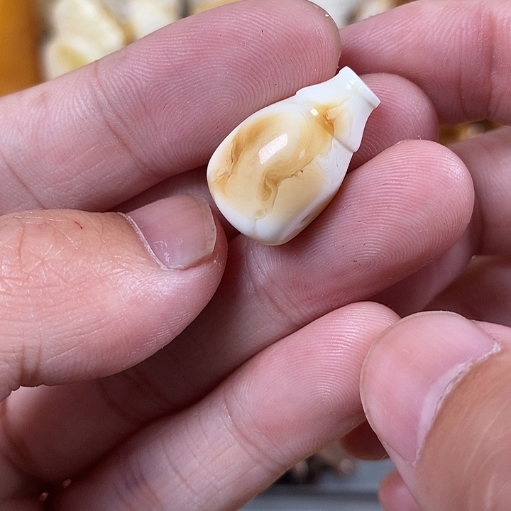 琥珀裸石未镶嵌我
