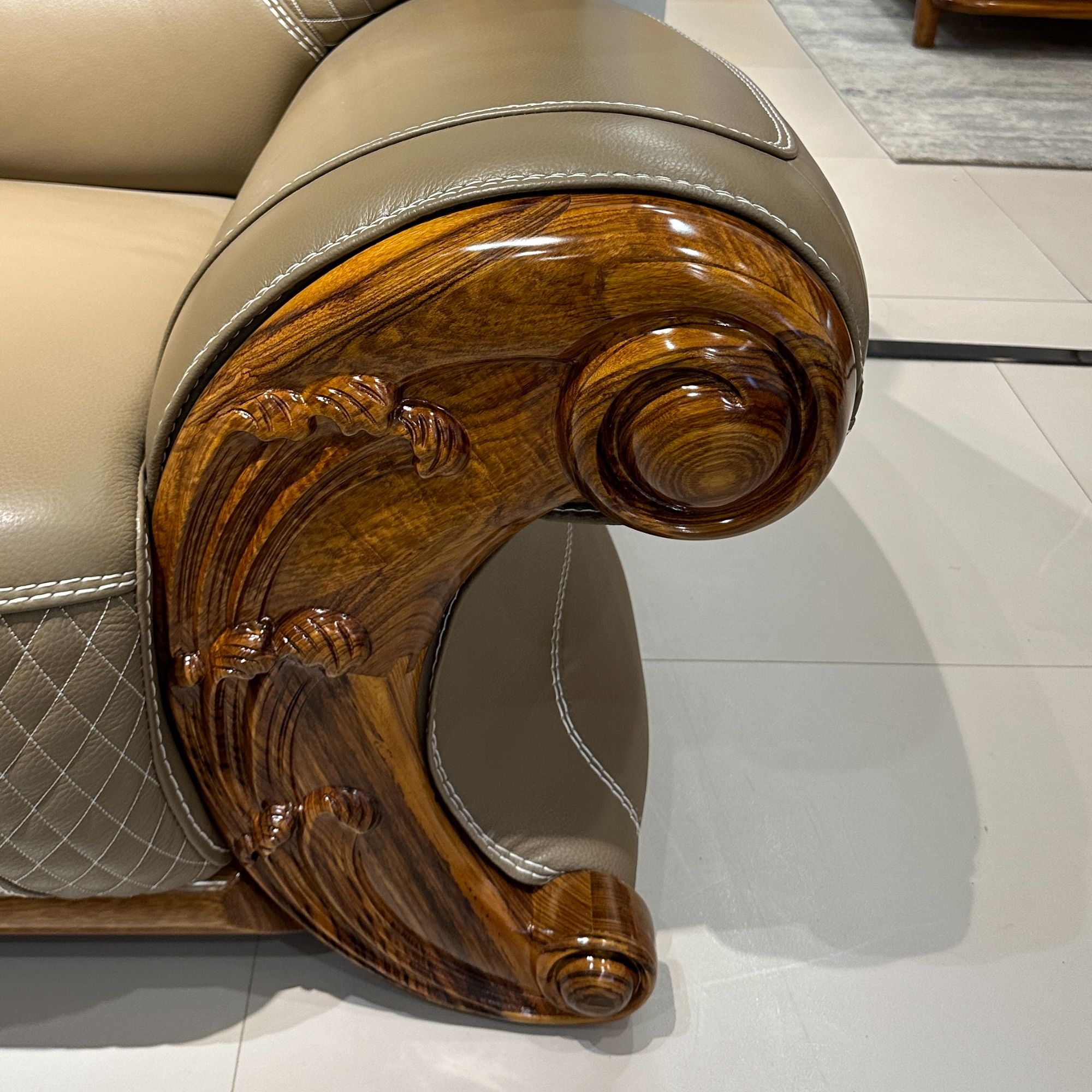 海浪造型乌金木时尚新款头层牛皮别墅客厅轻奢