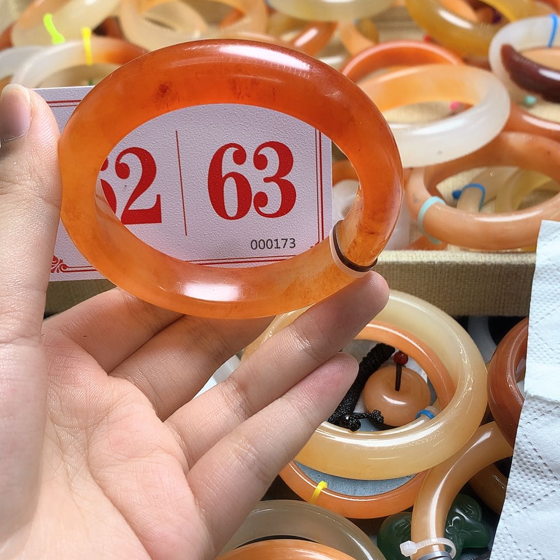 未镶嵌石英质玉（黄龙玉）手镯红**?