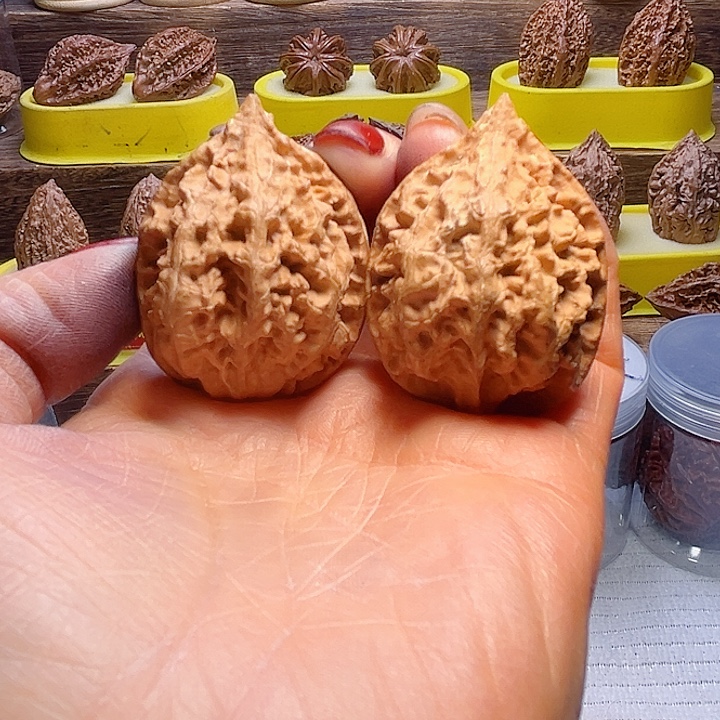 乌***拉核桃绣花鞋放漏哦漏