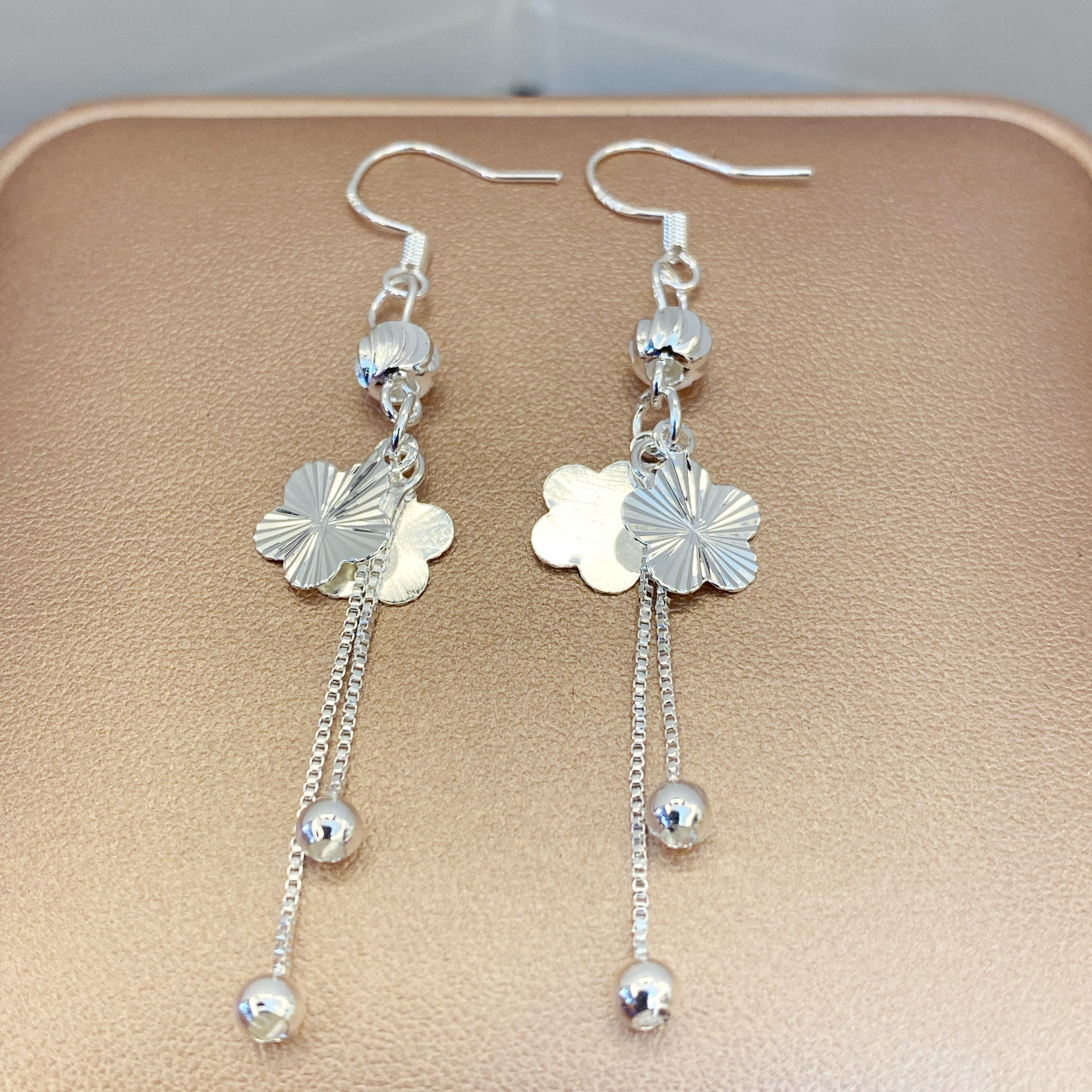  编号21 长款镭射梅花流苏耳环 （无礼盒）