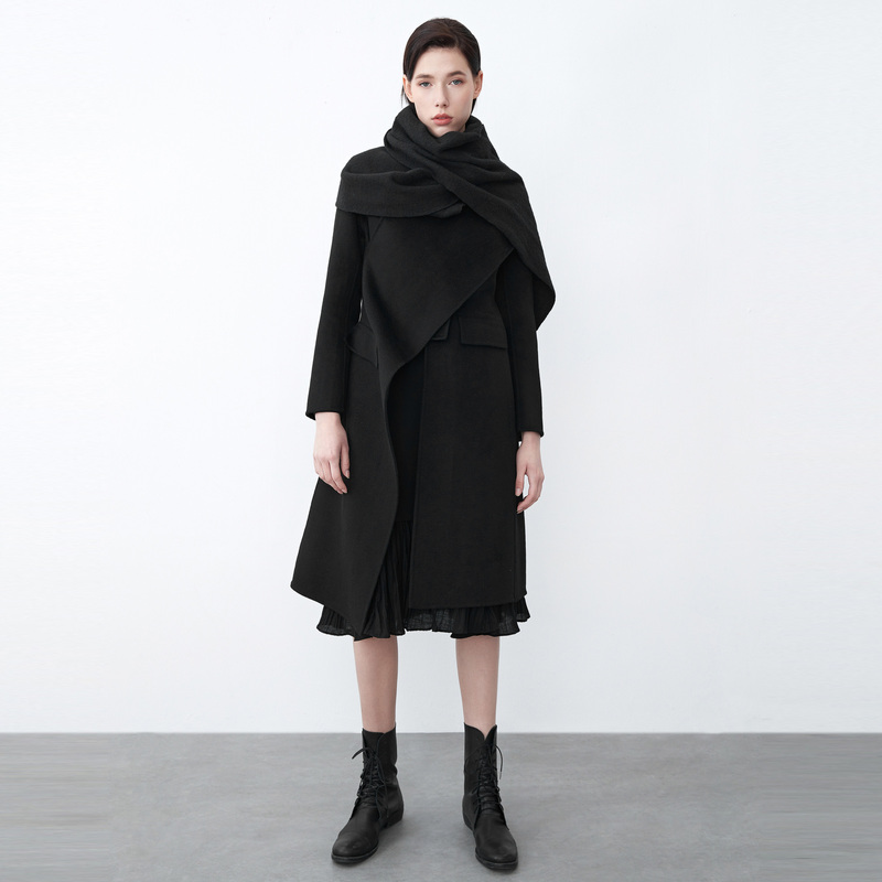 S·DEER圣迪奥女装时尚围巾拼接不规则长款黑色毛呢大衣S21481857