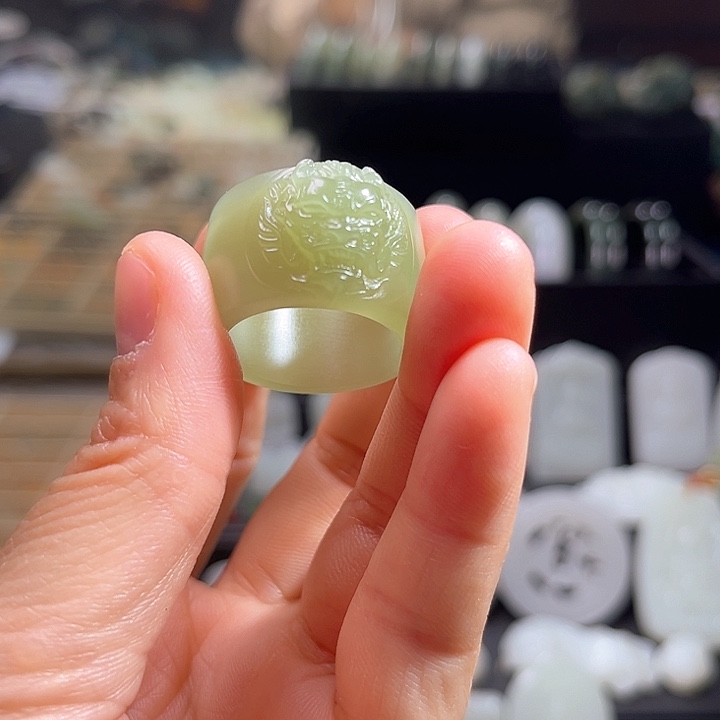 和田玉龙头扳指21圈口未镶嵌
