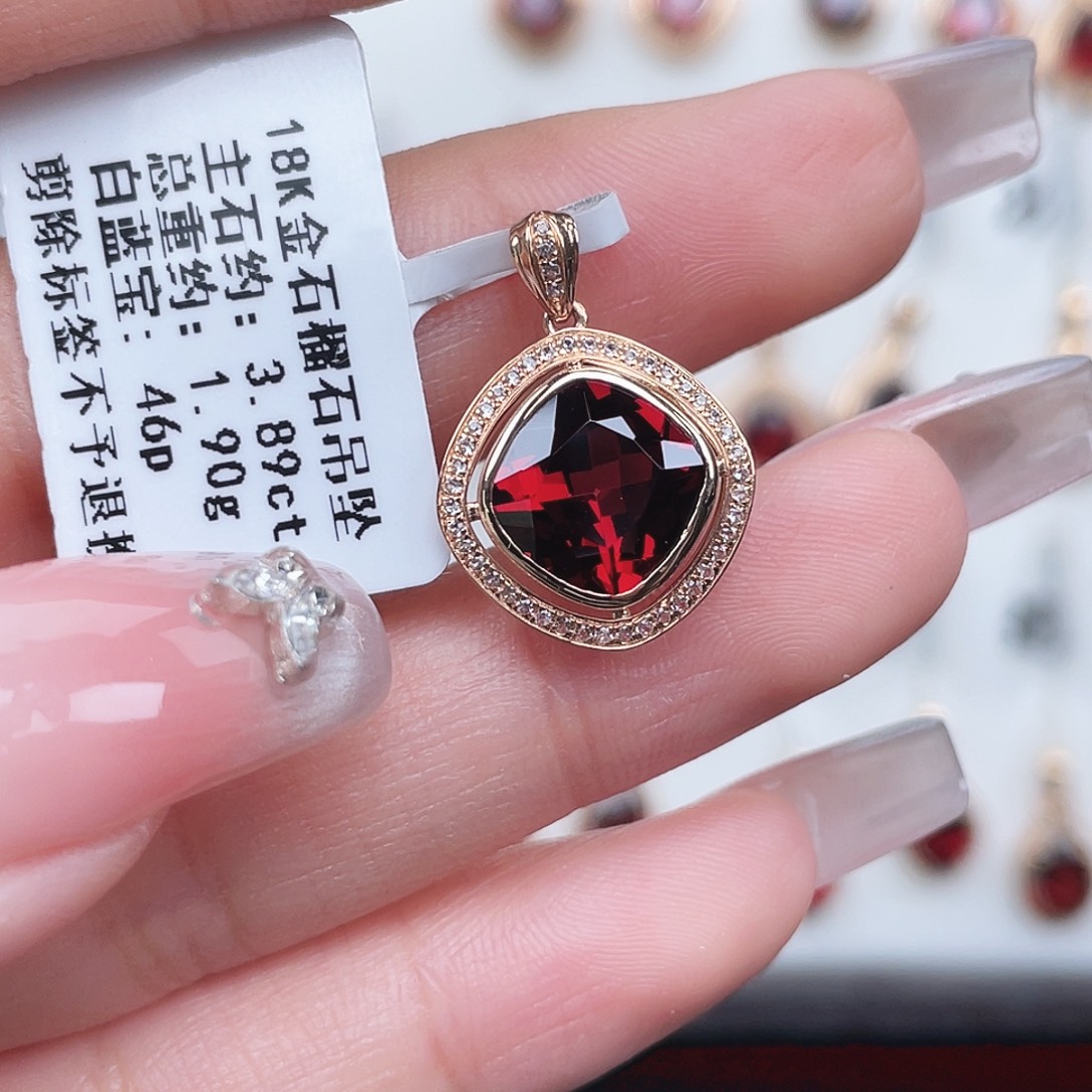 18K金镶嵌吊坠(不含链)石榴石