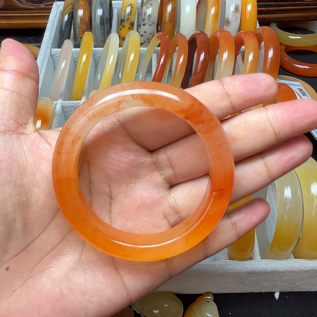 逗***丸石英质玉（黄龙玉）未镶嵌手镯