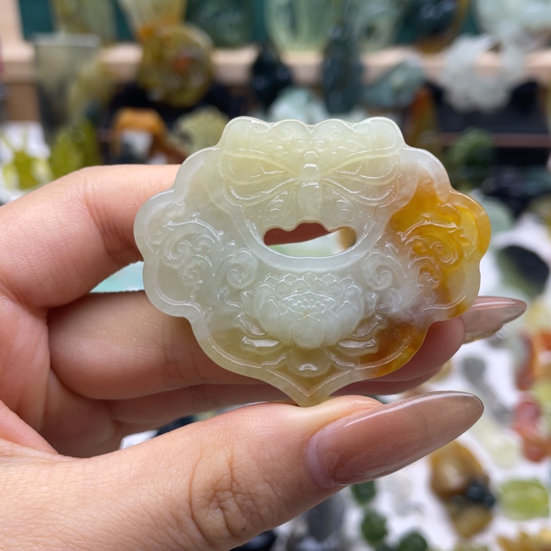 蛇纹石玉颈饰未镶嵌