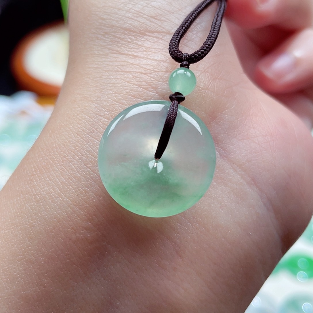 翡翠颈饰未镶嵌平安扣