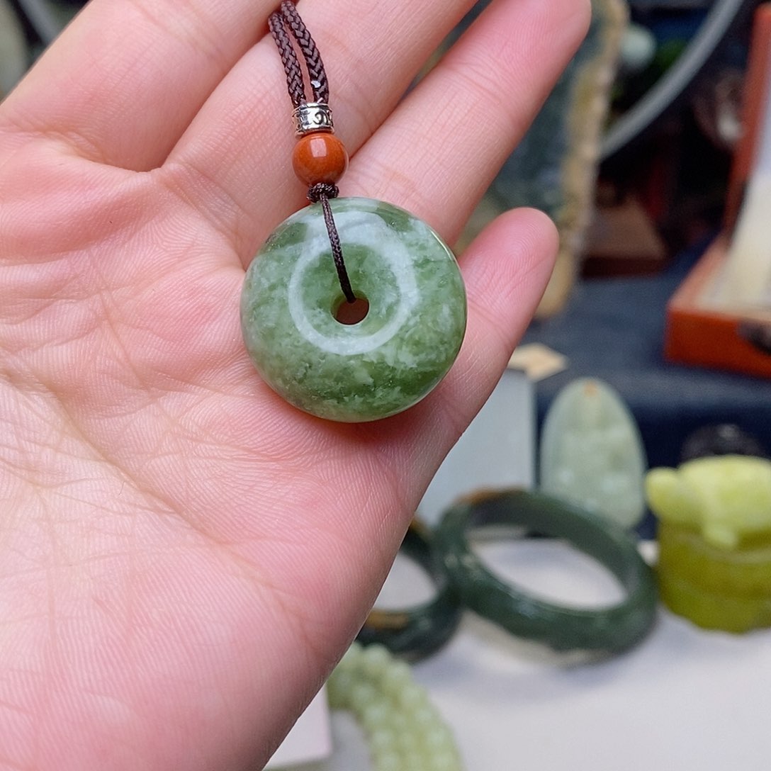 蛇纹石玉颈饰未镶嵌