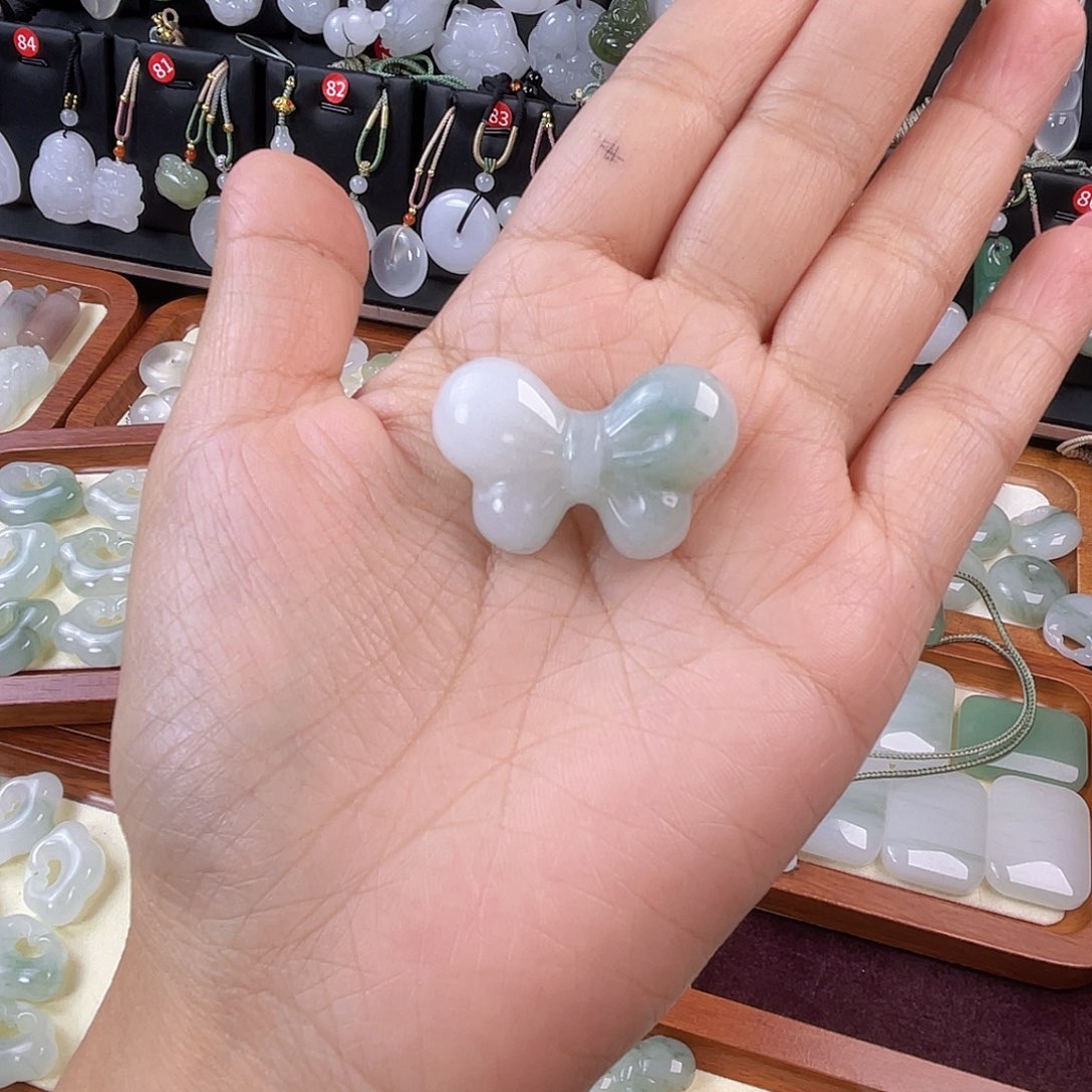 石英质玉合金颈饰