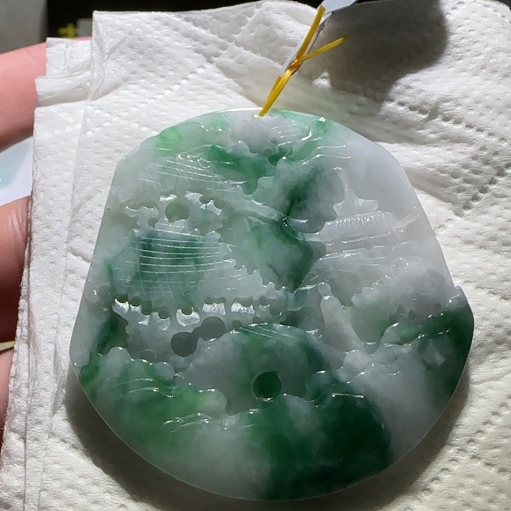 翡翠颈饰未镶嵌山水