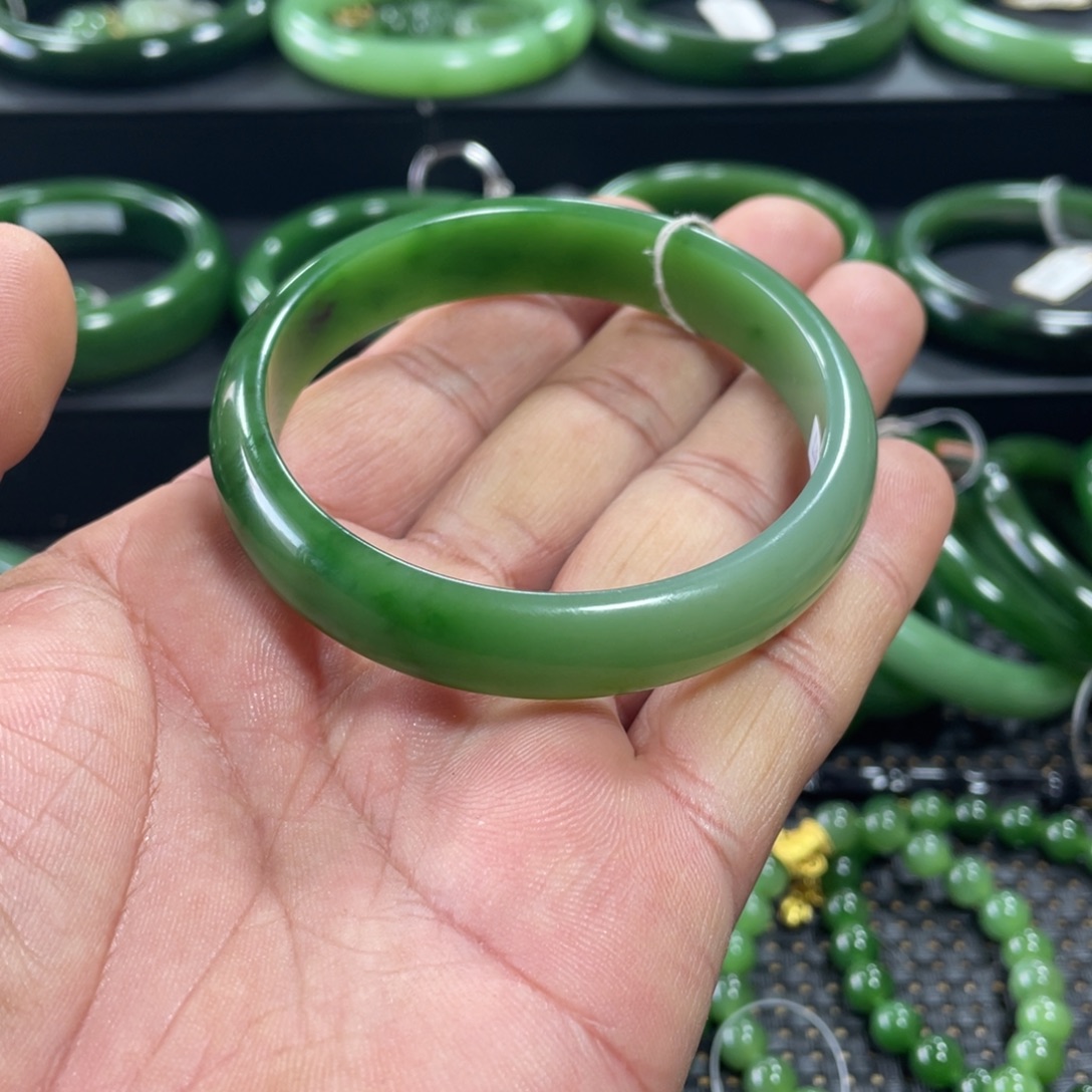 和田玉（碧玉）未镶嵌手镯