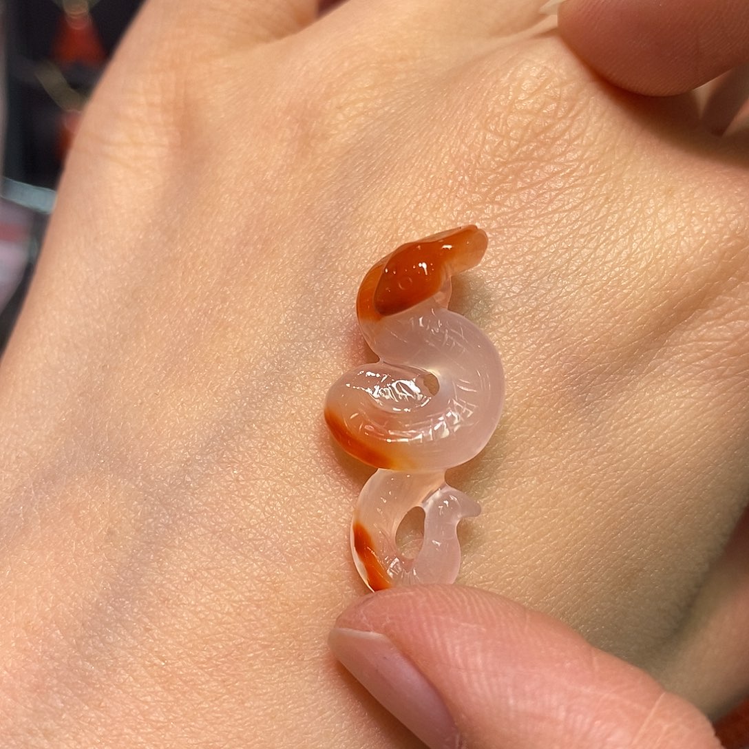 南红玛瑙四川凉山冰飘蛇吊坠未镶嵌