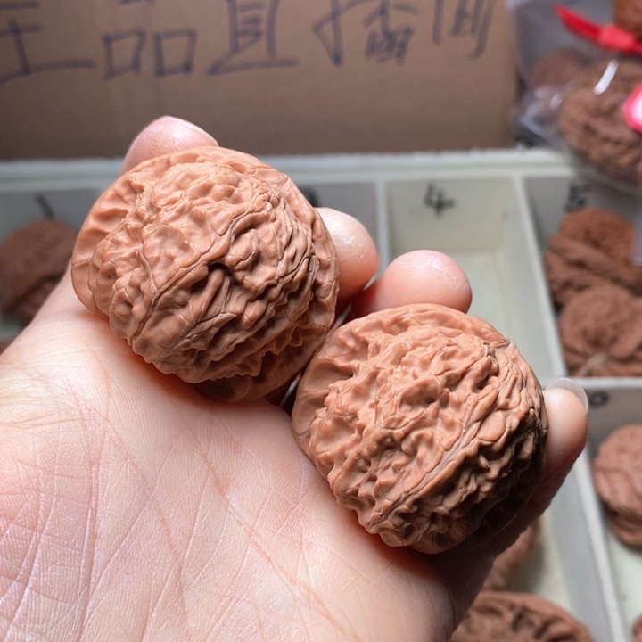 文玩核桃吊坠白狮子