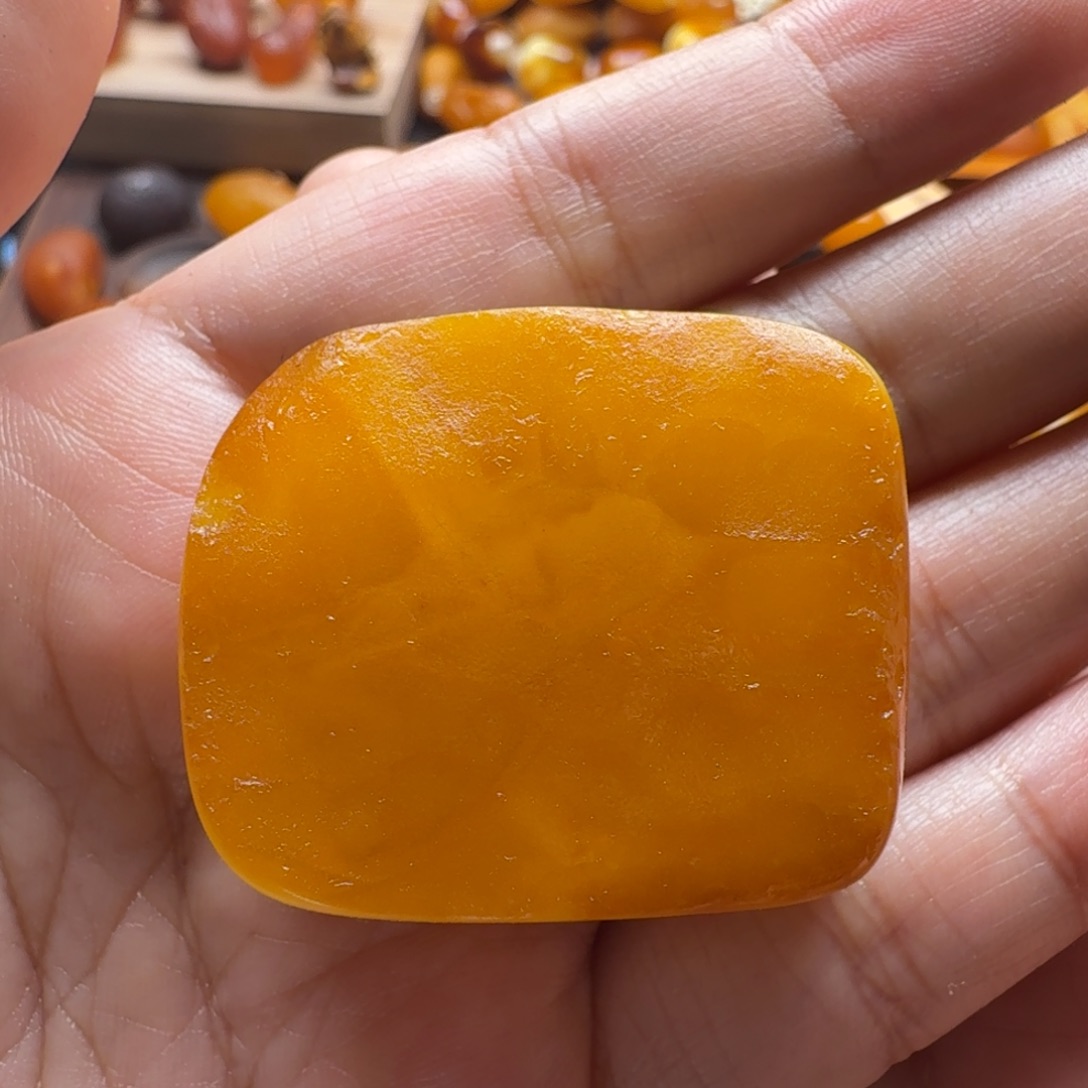 琥珀裸石未镶嵌藏扣