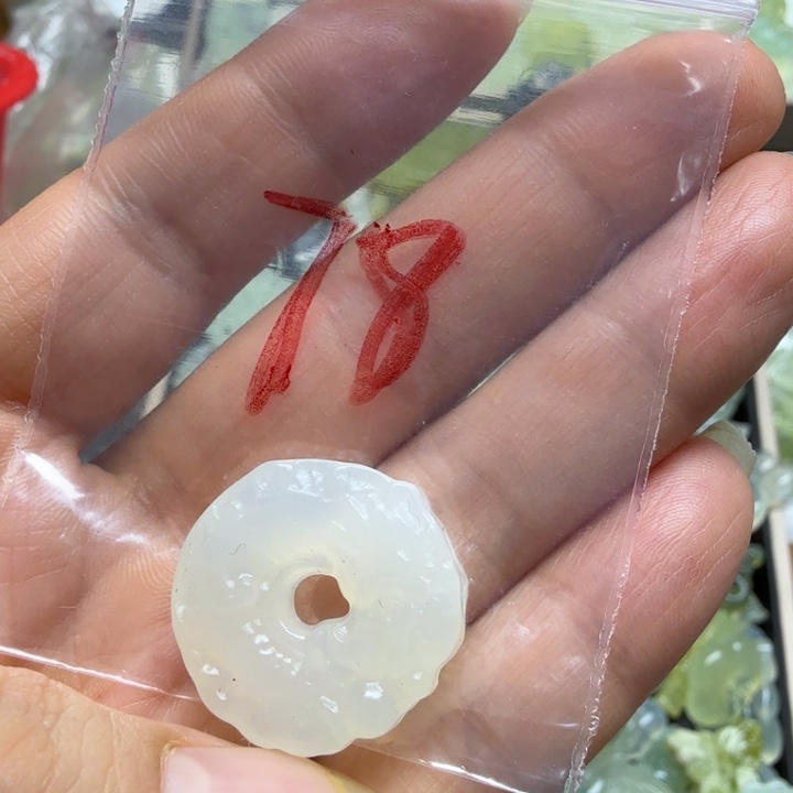 透闪石-蛇纹石玉挂坠未镶嵌