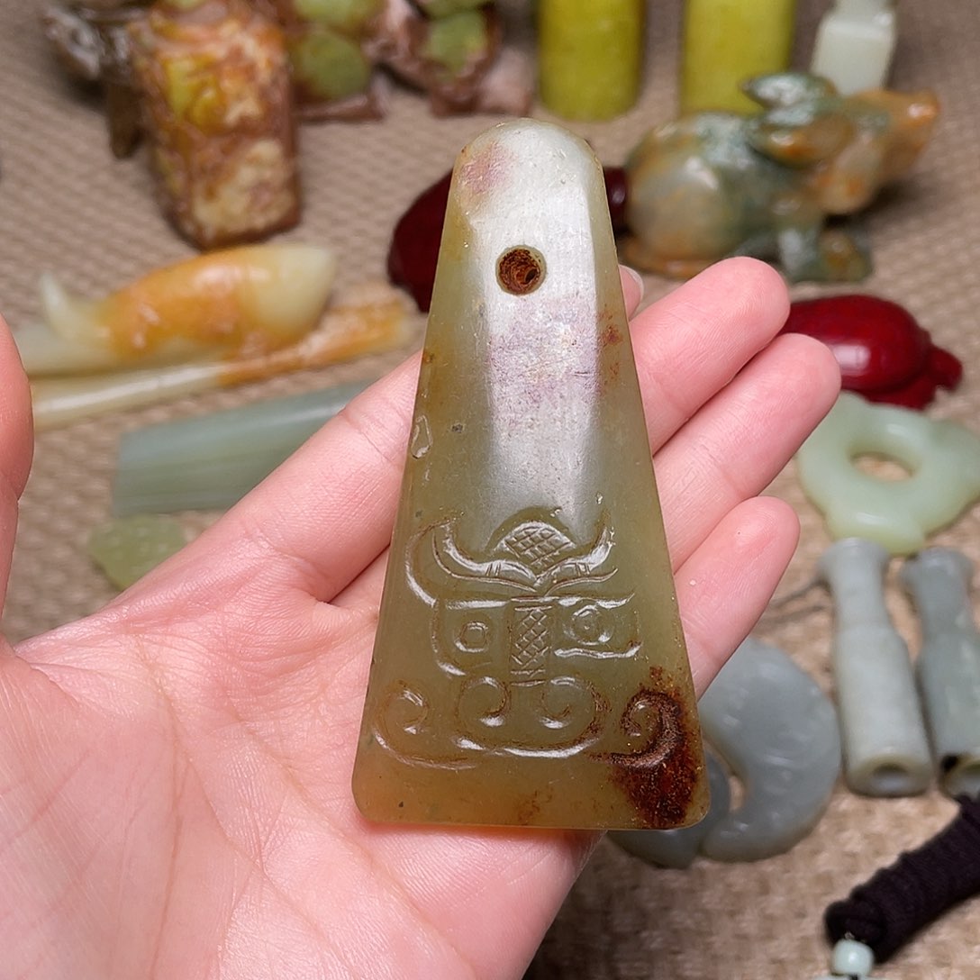 蛇纹石玉未镶嵌颈饰