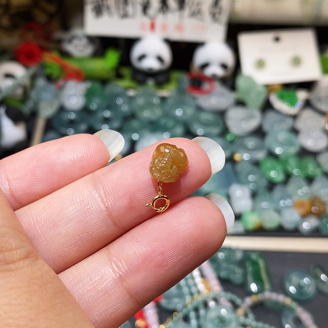 在***珍翡翠18K金镶嵌颈饰貔貅小滴溜