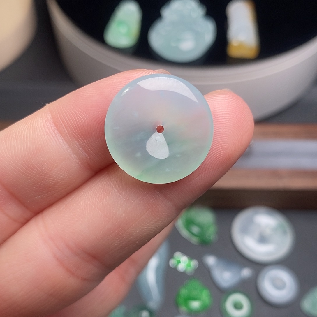 翡翠颈饰未镶嵌平安扣