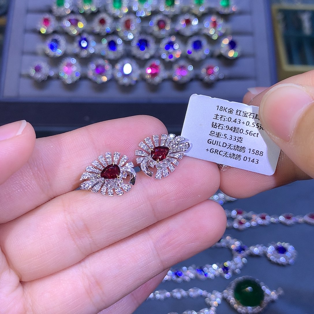 耳钉18K金镶嵌红宝石