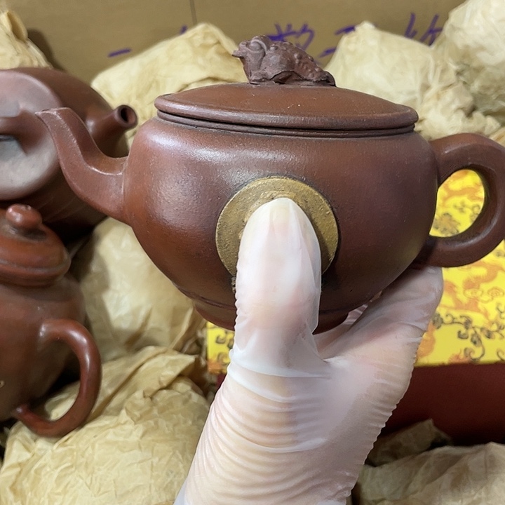 紫砂茶壶原矿泥料，手工制作，一把紫砂壶。