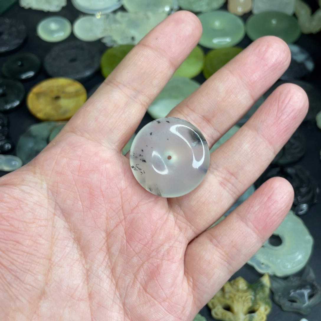 只***哈岫玉未镶嵌颈饰扣子