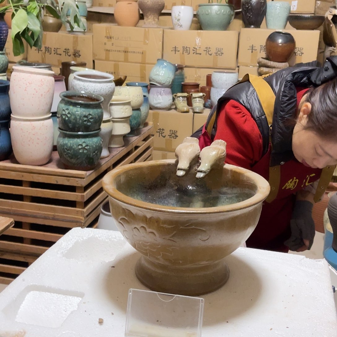 红陶无孔花器。高度