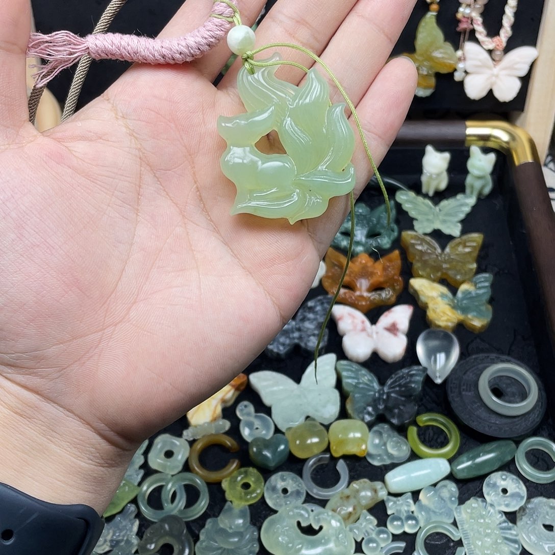 蛇纹石玉未镶嵌颈饰