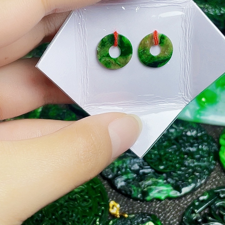 翡翠未镶嵌颈饰多样性