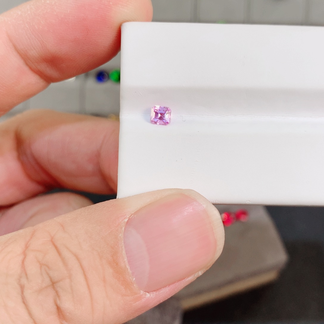 蓝宝石裸石未镶嵌0.38ct 无烧薰衣草色蓝宝石