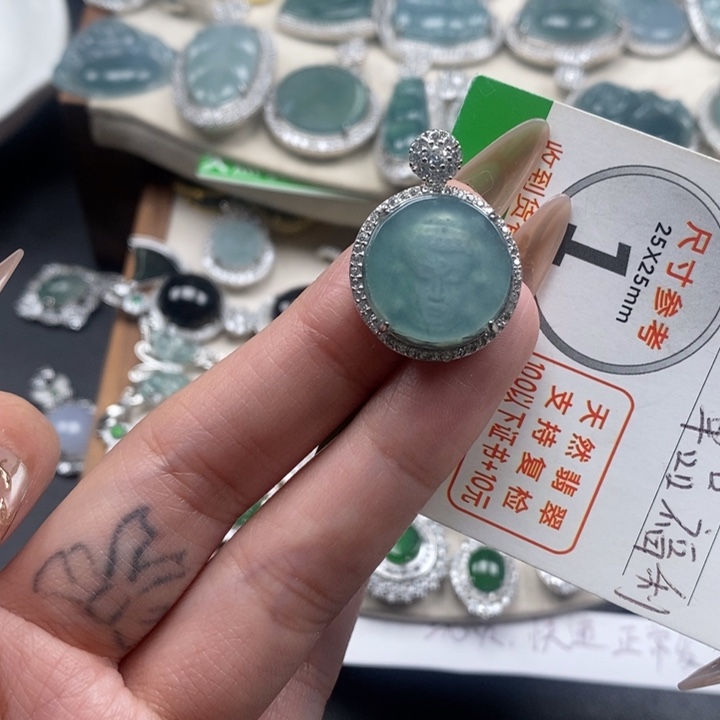 翡翠颈饰未镶嵌翡翠