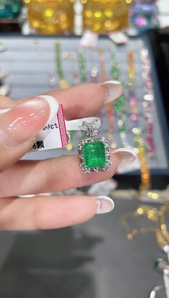 18K金镶嵌天然祖母绿吊坠 约2ct