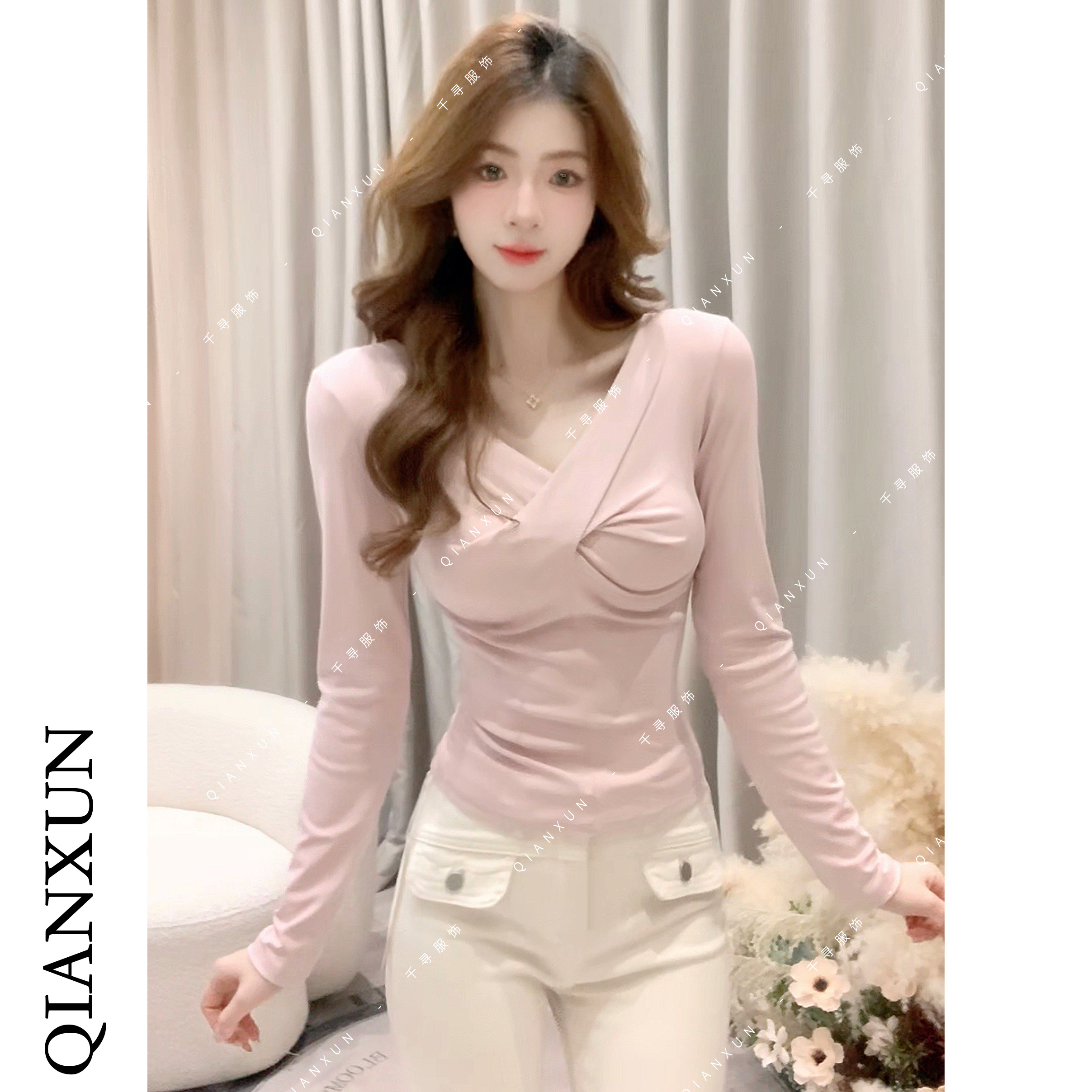 千寻家 粉色交叉V领T恤女2025秋冬新款百搭显瘦设计感长袖上衣532