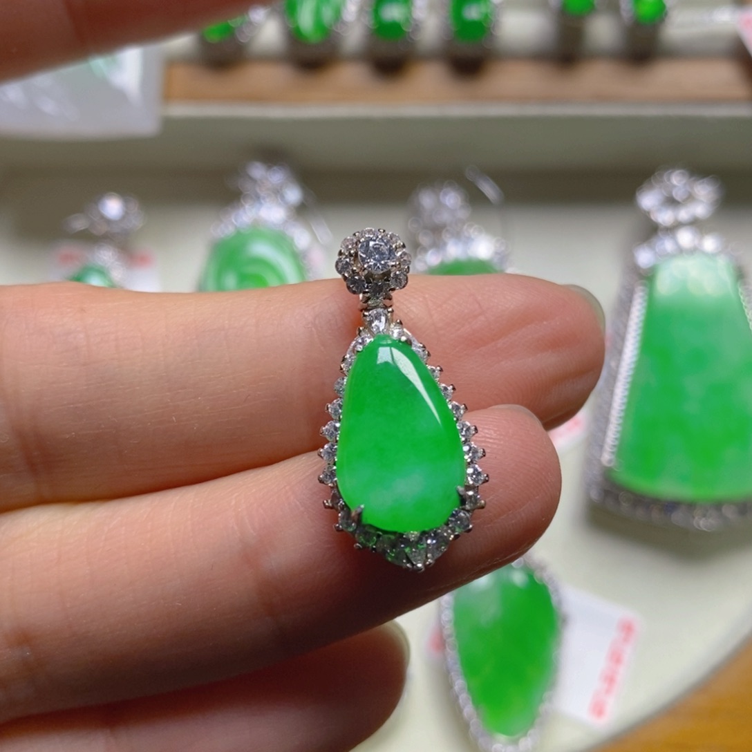 翡翠颈饰银S925镶嵌福瓜吊坠